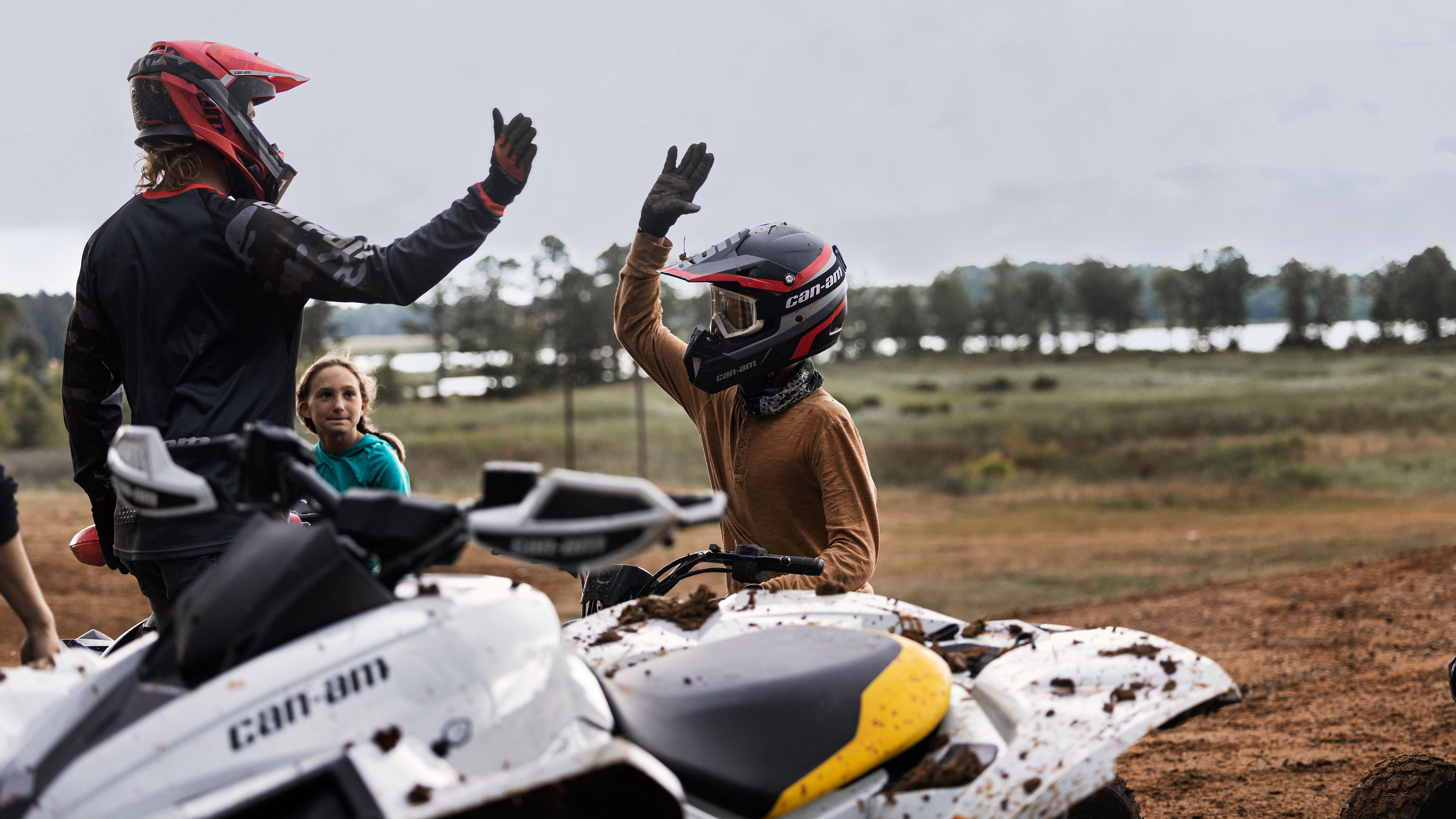 Dos pilotos de ATV chocan los cinco