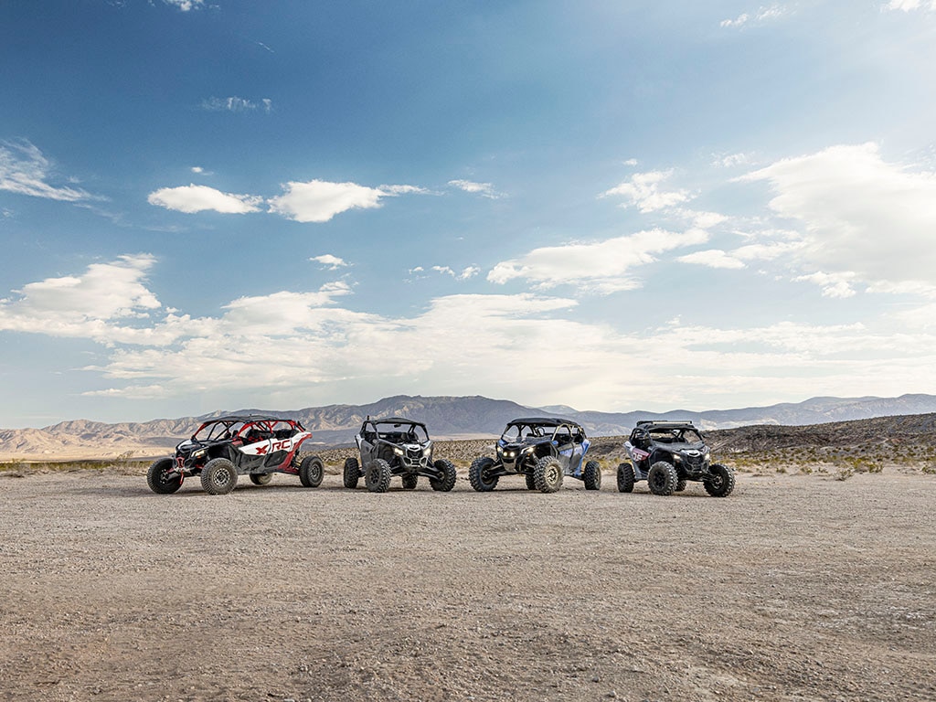 La familia Can-Am Maverick X3, una al lado de la otra en el desierto