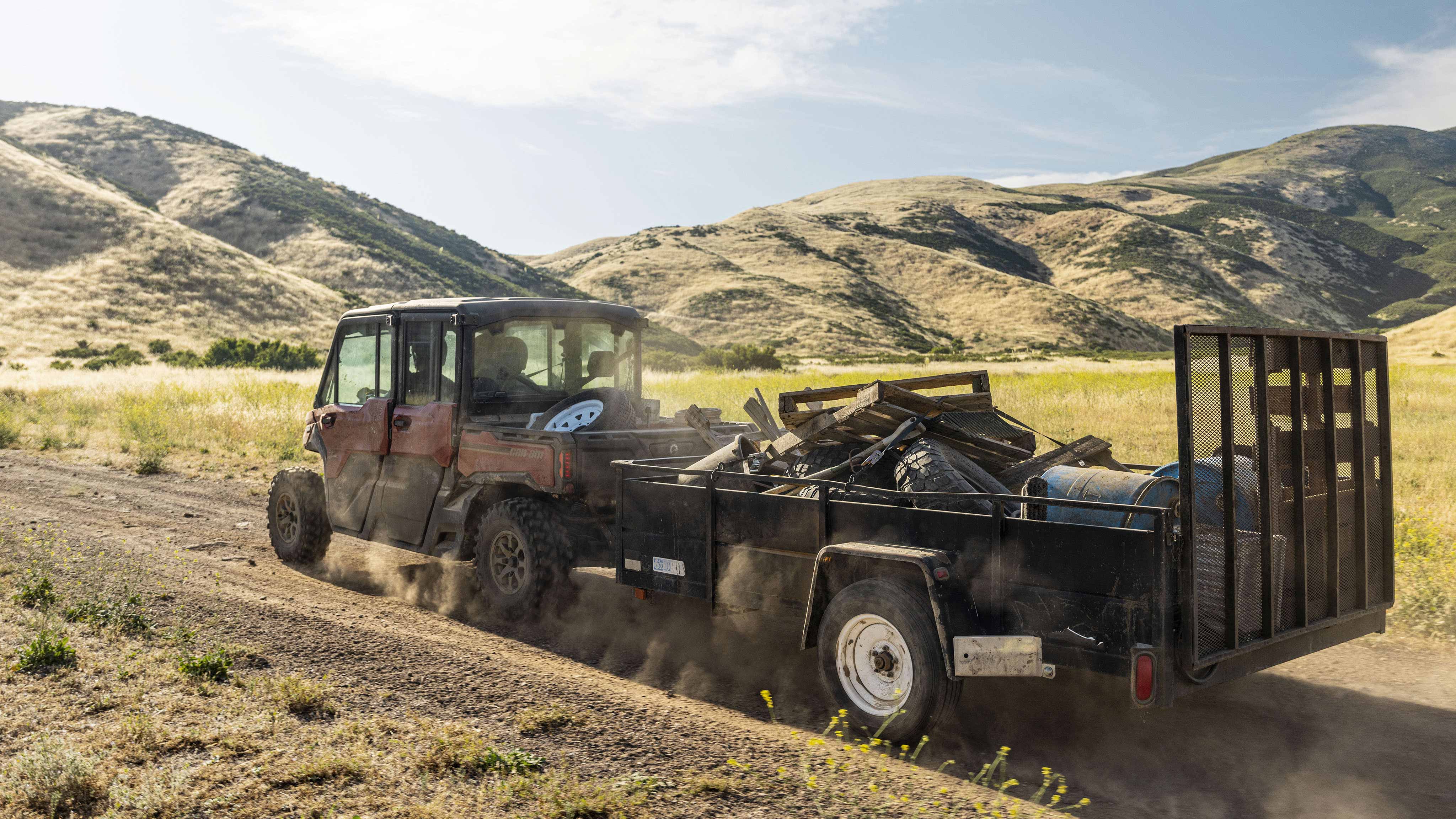 Can-Am Defender tirant une remorque